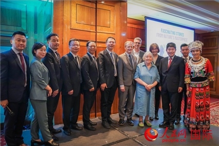 張家界文化旅游推介會(huì)部分嘉賓合影。人民網(wǎng) 郭錦標(biāo)攝