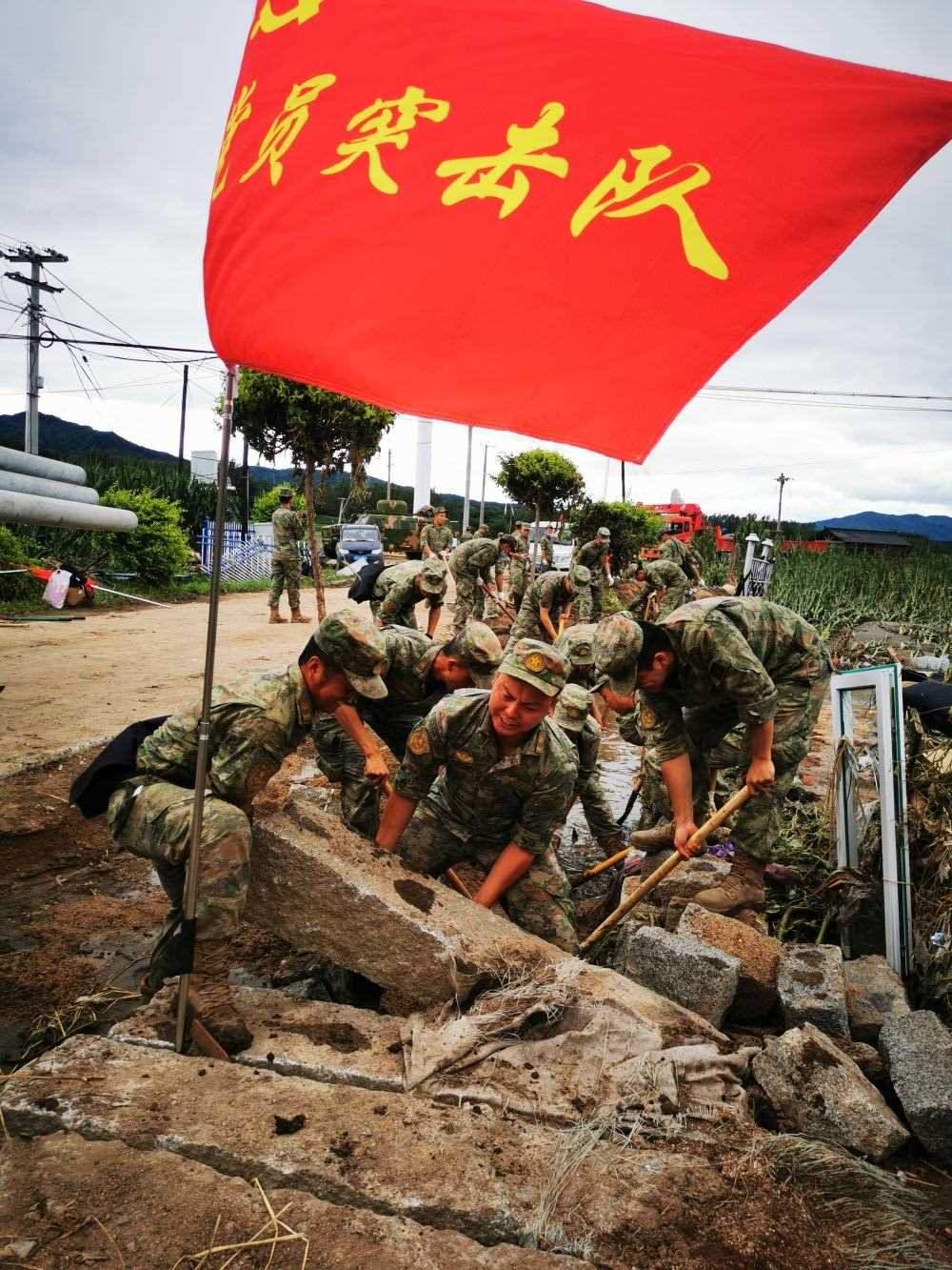 8月7日，陸軍第78集團(tuán)軍某旅組織黨員突擊隊在吉林舒蘭市七里鄉(xiāng)清理路障。新華社發(fā)（劉洋 攝）