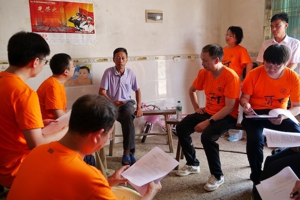 江西上饒“千村調(diào)查”分隊(duì)于余干縣上西源村入戶調(diào)查。校方供圖