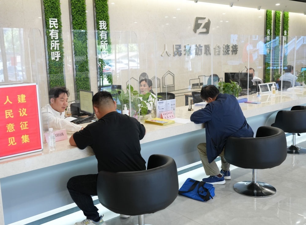 在杭州市余杭區(qū)社會(huì)治理中心，工作人員在接待前來(lái)上訪的群眾（5月25日攝）。新華社記者 翁忻旸 攝