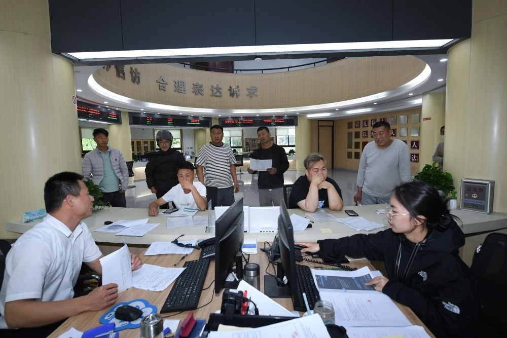 浙江省安吉縣社會(huì)治理中心工作人員在處理群眾信訪訴求（5月8日攝）。新華社記者 翁忻旸 攝