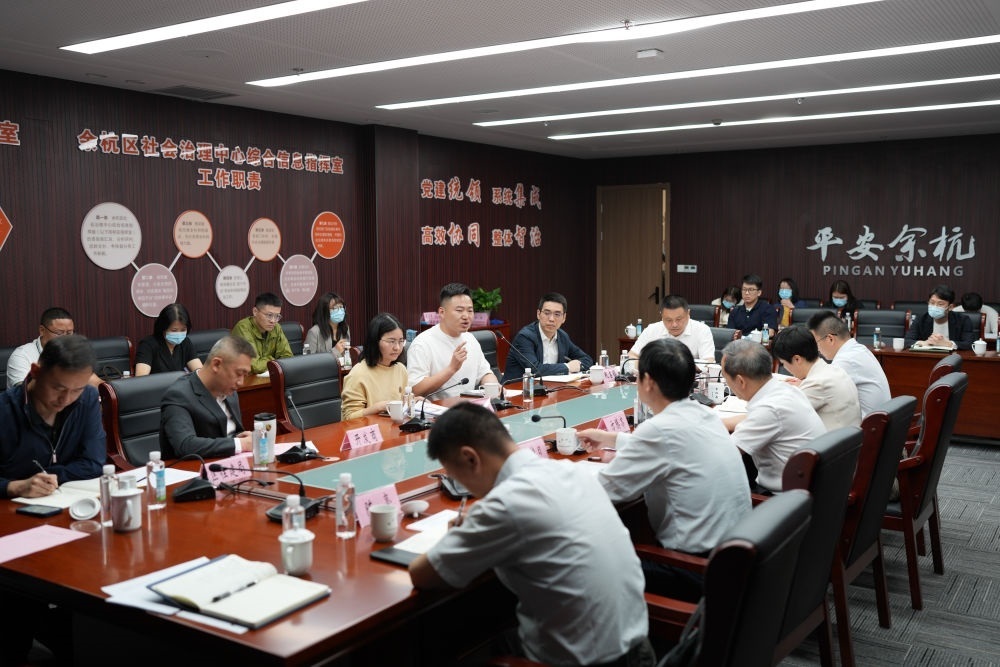 浙江省信訪局領(lǐng)導(dǎo)和相關(guān)領(lǐng)導(dǎo)組成的下訪團(tuán)在杭州市余杭區(qū)社會(huì)治理中心接受群眾上訪（5月25日攝）。新華社記者 翁忻旸 攝