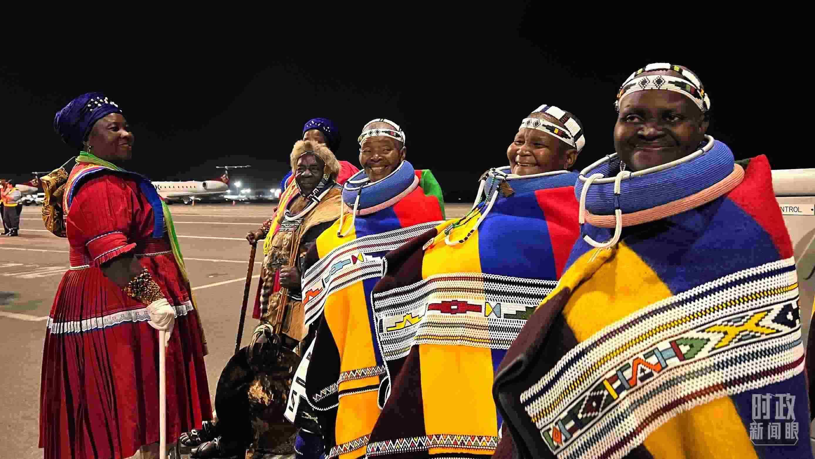 △身穿民族服裝的當(dāng)?shù)孛癖姟＃偱_(tái)央視記者程鋮拍攝）