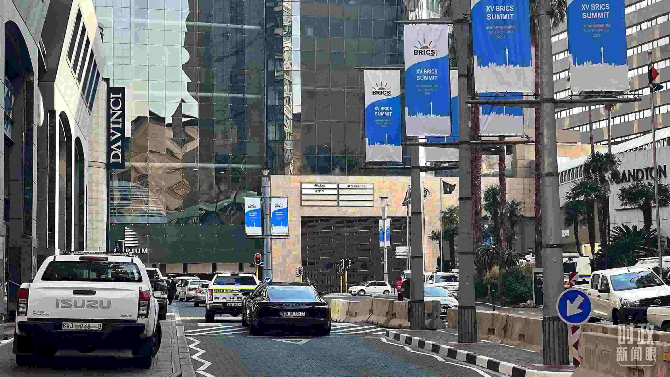 △約翰內(nèi)斯堡，街頭懸掛金磚峰會(huì)條幅。（總臺(tái)央視記者韓銳拍攝）