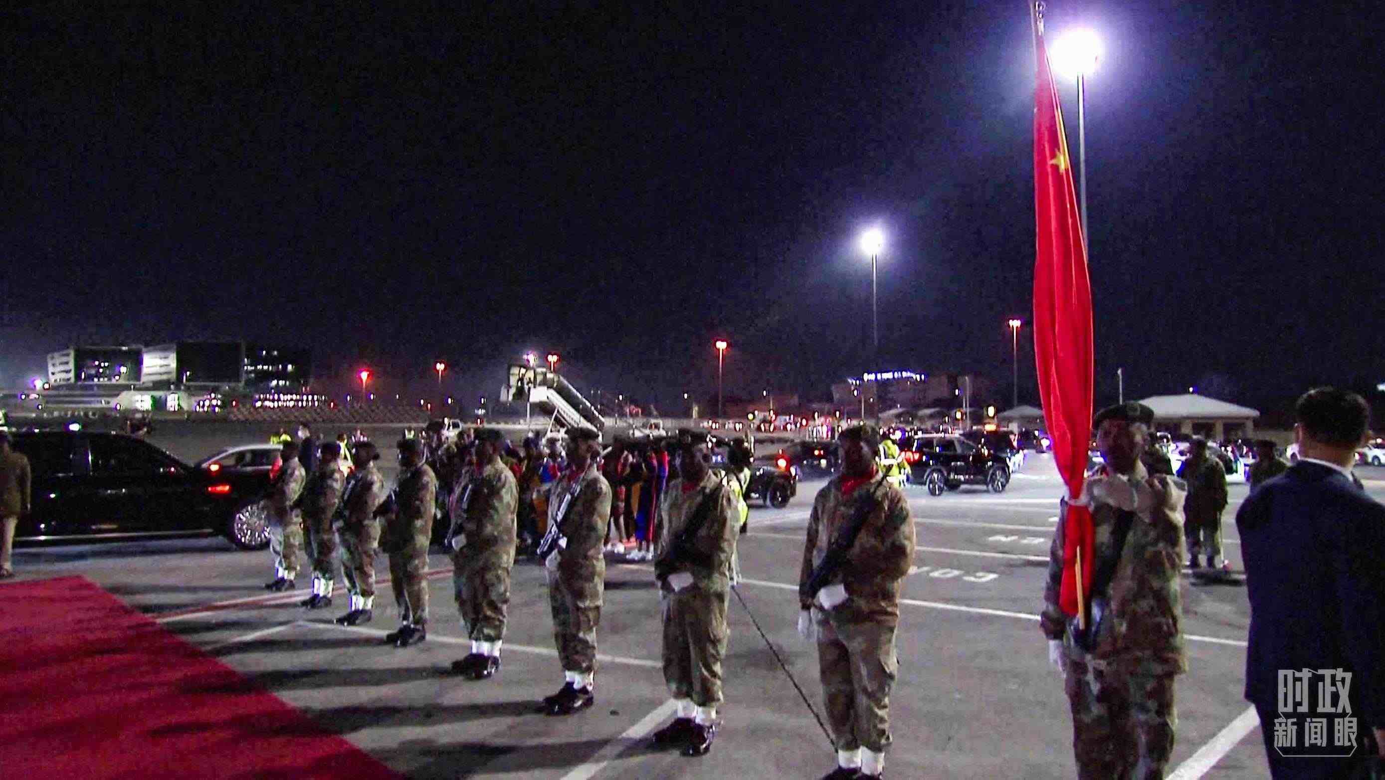 △機(jī)場現(xiàn)場的禮兵。