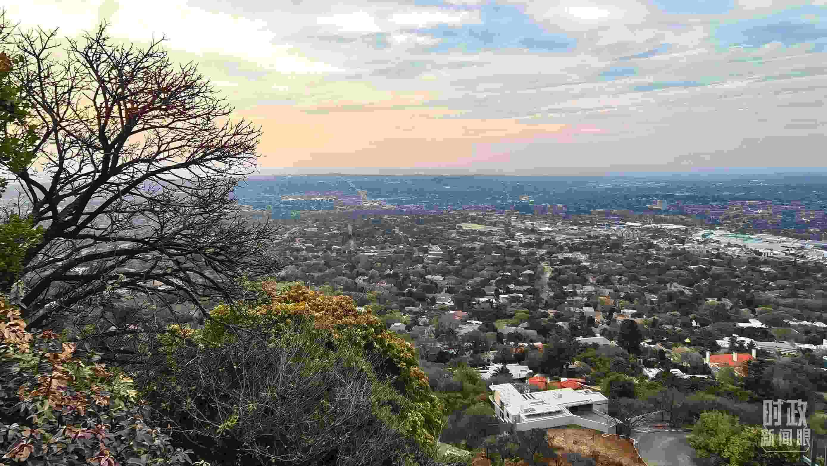 △ 俯瞰南非約翰內(nèi)斯堡。（總臺(tái)央視記者韓銳拍攝）