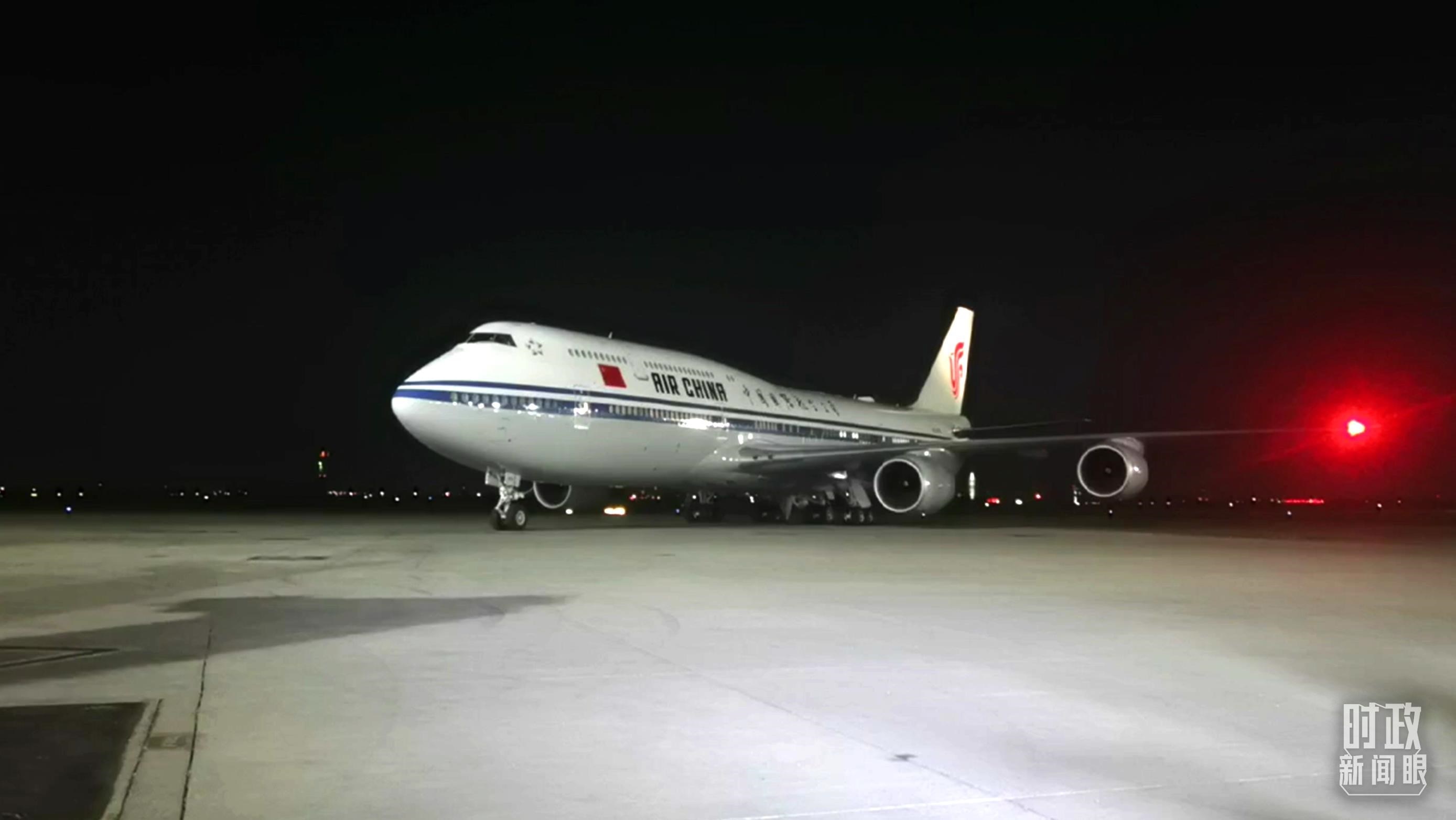 △這是習(xí)近平乘坐的專機(jī)。（總臺(tái)央視記者鐘銳拍攝）