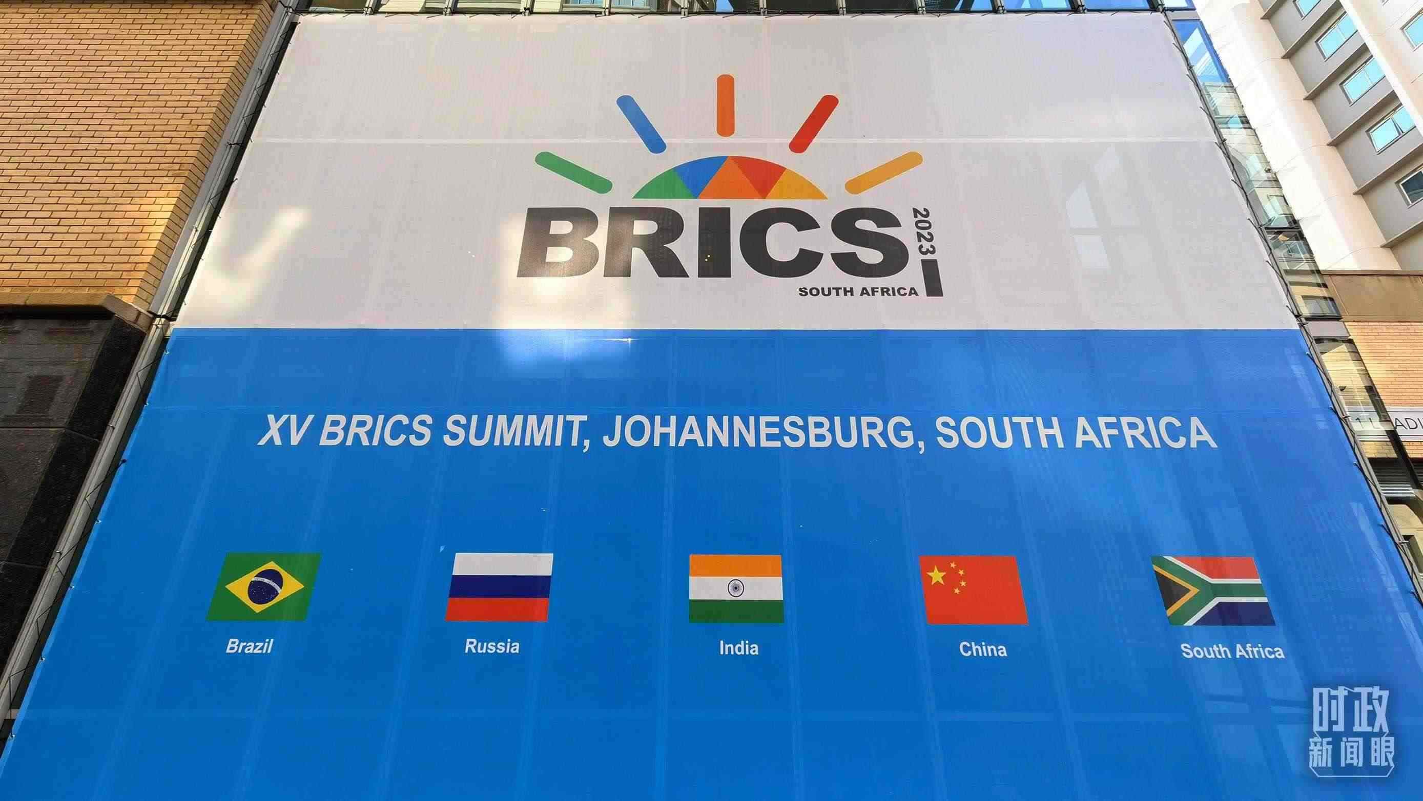 △約翰內(nèi)斯堡，金磚峰會(huì)海報(bào)。（總臺(tái)央視記者韓銳拍攝）