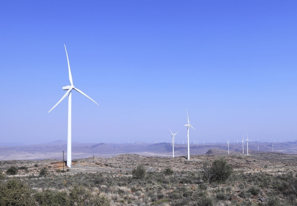 這是在南非北開普省德阿鎮(zhèn)拍攝的德阿風電項目風機（2023年8月10日攝）。由中國龍源電力集團南非公司運營的德阿風電項目每年發(fā)電量超過7.5億千瓦時，相當于節(jié)約20多萬噸標準煤，減排二氧化碳約70萬噸。