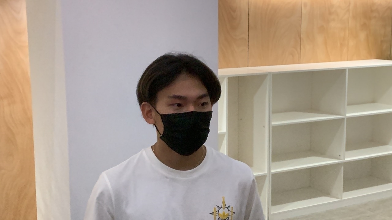 蘇翊鳴接受媒體采訪。荊政崳攝