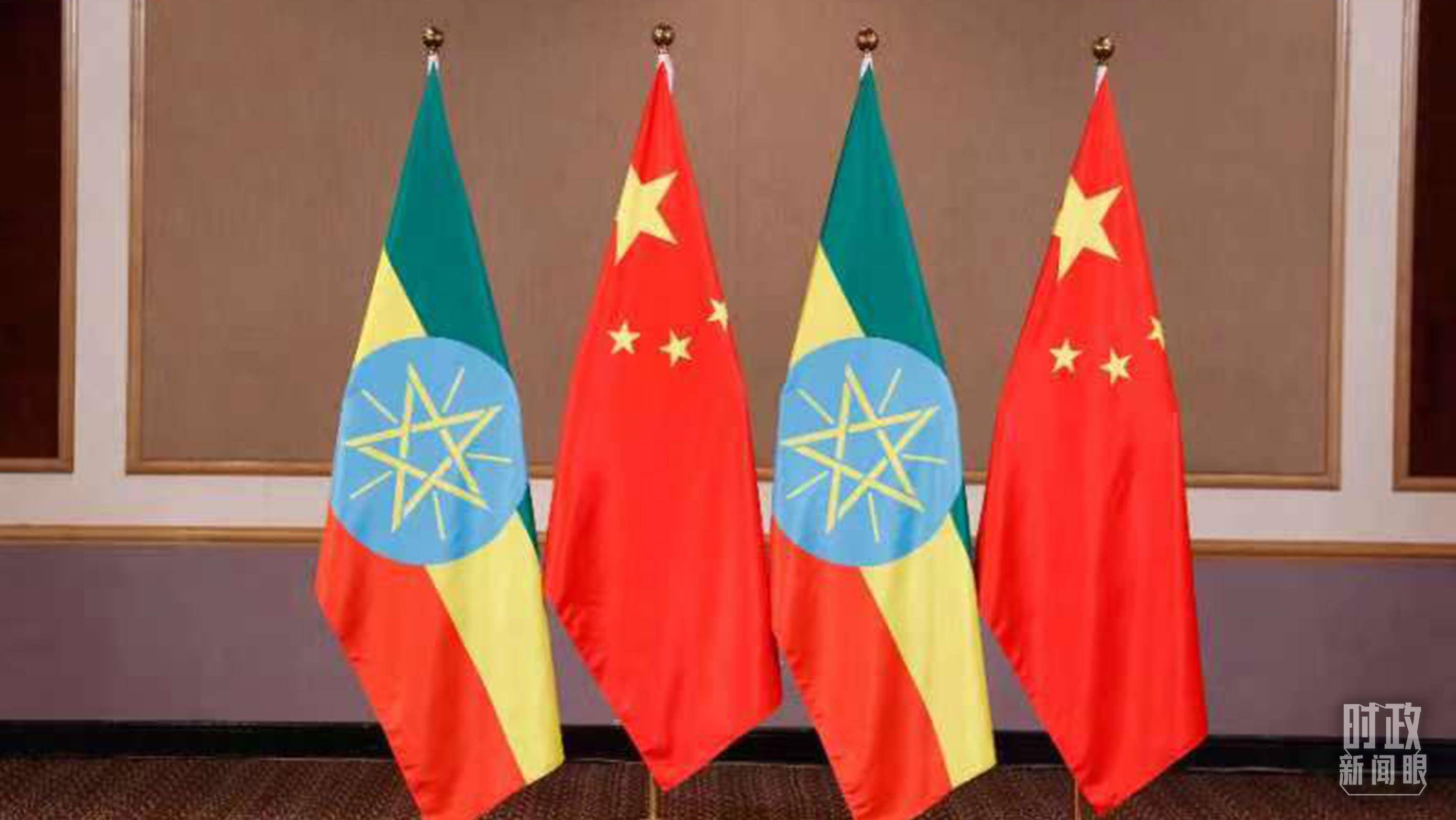 △會(huì)見(jiàn)現(xiàn)場(chǎng)的中國(guó)、埃塞兩國(guó)國(guó)旗。（總臺(tái)央視記者耿小龍拍攝）