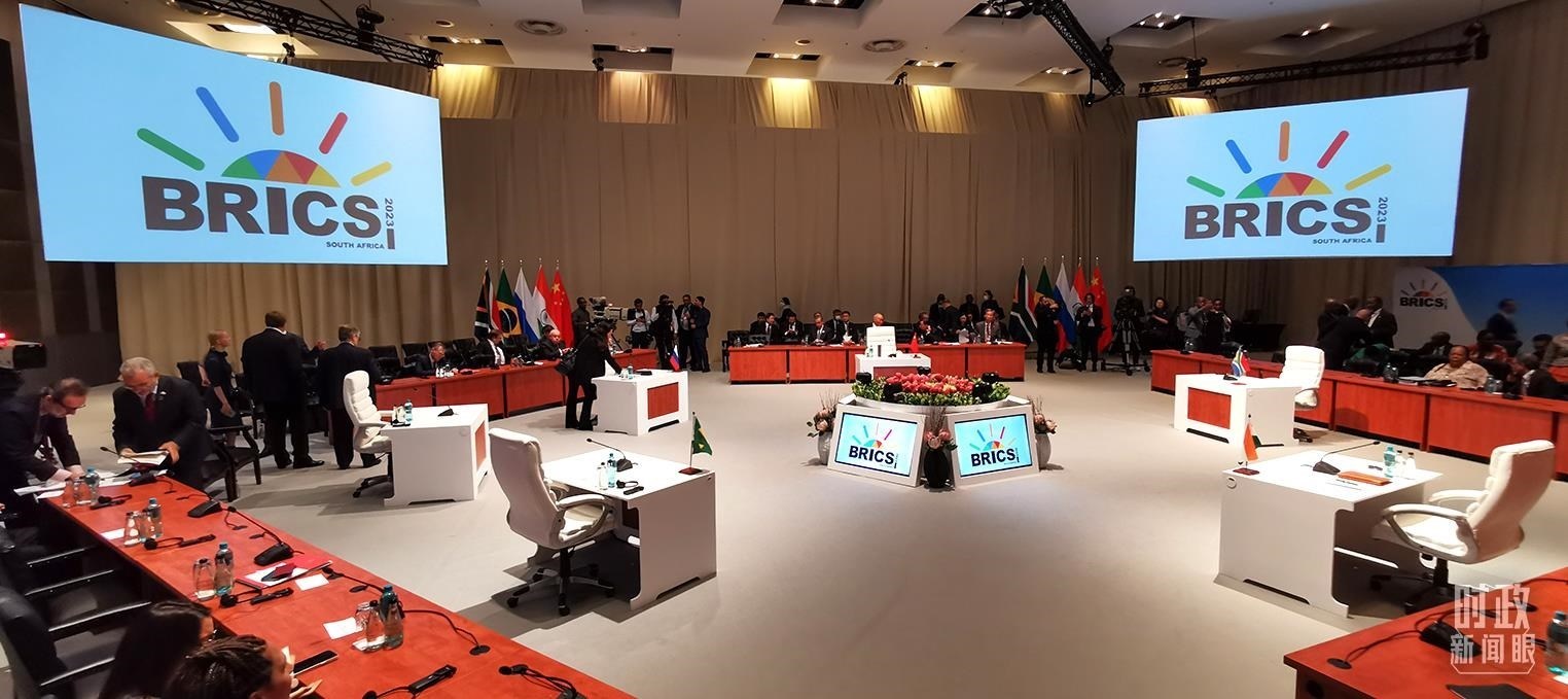 △23日上午，金磚國(guó)家領(lǐng)導(dǎo)人第十五次會(huì)晤在這里舉行。這是會(huì)晤開(kāi)始前的場(chǎng)景。（總臺(tái)央視記者李錚拍攝）