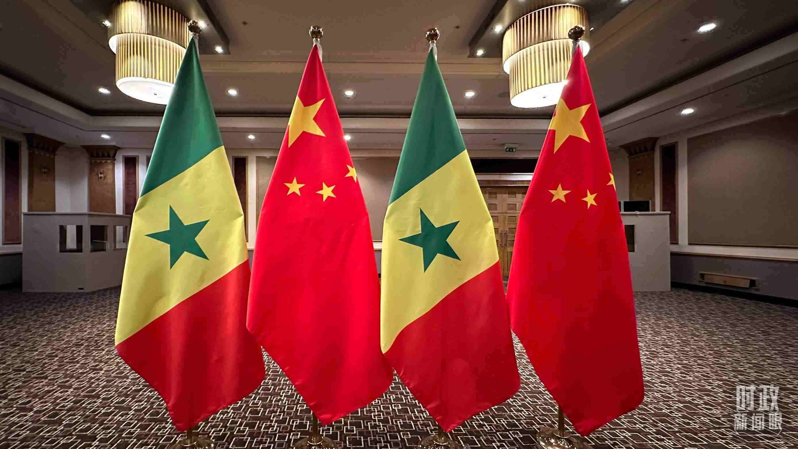 △會(huì)見(jiàn)現(xiàn)場(chǎng)的中塞兩國(guó)國(guó)旗。（總臺(tái)央視記者盧心雨拍攝）