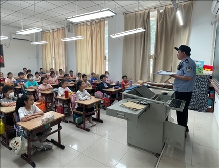 趙超剛在呼家樓中心小學(xué)為學(xué)生們講法治課。受訪者供圖