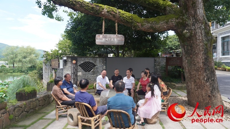 余杭區(qū)徑山鎮(zhèn)小古城村村民在“樟樹(shù)下議事”。人民網(wǎng)肖聰聰攝