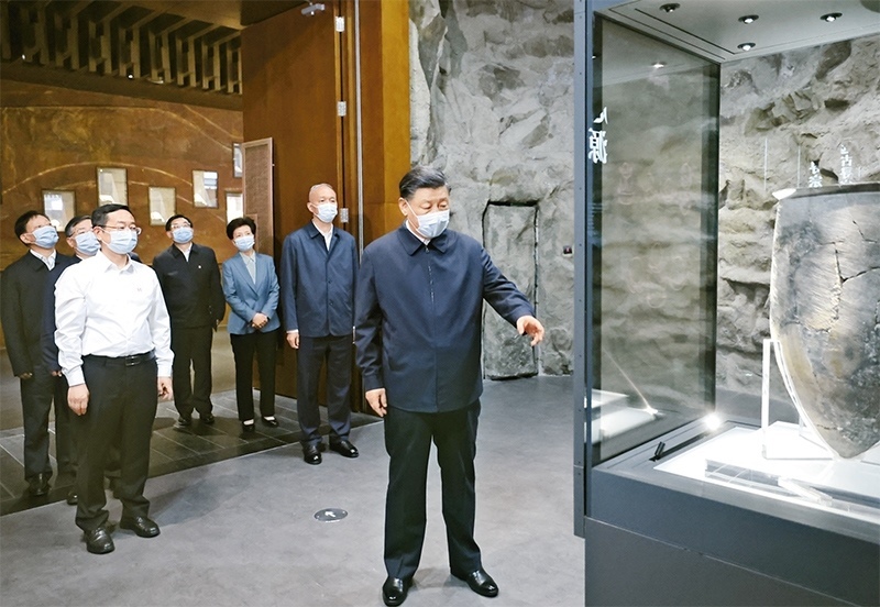2023年6月2日，中共中央總書記、國家主席、中央軍委主席習(xí)近平在北京出席文化傳承發(fā)展座談會并發(fā)表重要講話。這是座談會前，習(xí)近平2日下午在中國歷史研究院考察。 新華社記者 鞠鵬/攝