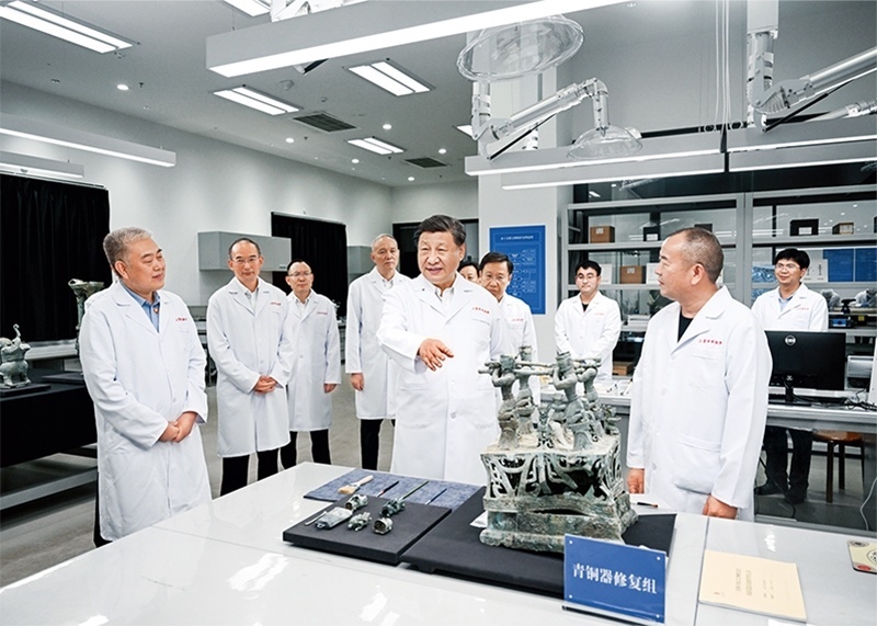 2023年7月25日至27日，中共中央總書記、國家主席、中央軍委主席習(xí)近平在四川考察。這是26日下午，習(xí)近平在位于德陽市廣漢市的三星堆博物館文物保護(hù)與修復(fù)館，同現(xiàn)場工作人員親切交流。 新華社記者 謝環(huán)馳/攝