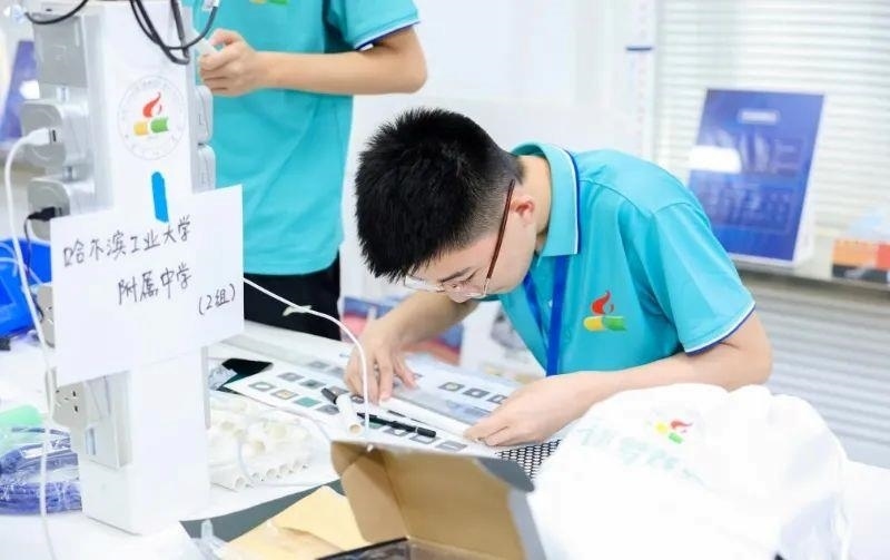 △今年7月，“逐夢(mèng)蒼穹”科技主題教育活動(dòng)在北京市八一學(xué)校舉辦。來(lái)自全國(guó)各地的百余名師生，在動(dòng)手實(shí)踐中學(xué)習(xí)航天知識(shí)、提高創(chuàng)新能力。