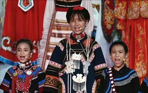 △今年7月，在成都大運(yùn)會(huì)開(kāi)幕式上，從大山深處走來(lái)的孩子們，自信地站在舞臺(tái)中央，以歌聲表達(dá)對(duì)未來(lái)的憧憬。