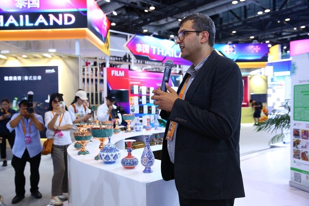 9月1日，參展商在國(guó)家會(huì)議中心向媒體記者介紹展臺(tái)信息。新華社記者 孫瑋彤 攝