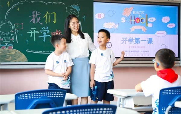 8月30日，雄安史家胡同小學(xué)學(xué)生體驗(yàn)學(xué)校生活。