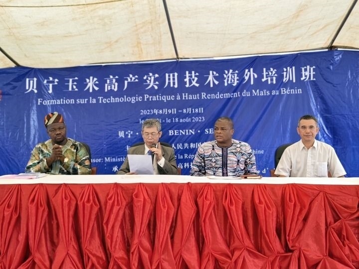 8月9日，2023年貝寧“玉米高產(chǎn)實(shí)用技術(shù)培訓(xùn)班”開班儀式在位于塞梅波吉市的中國援貝寧農(nóng)業(yè)技術(shù)示范中心舉行。