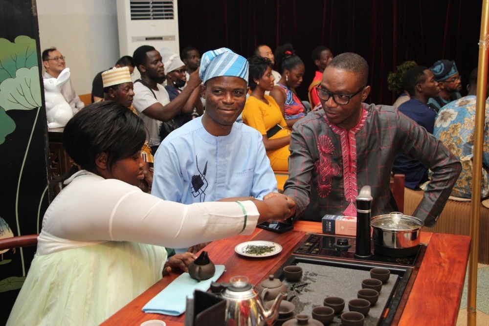 人們在貝寧科托努貝寧中國文化中心“茶和天下·雅集——青島有禮”文化交流活動(dòng)上品茶。