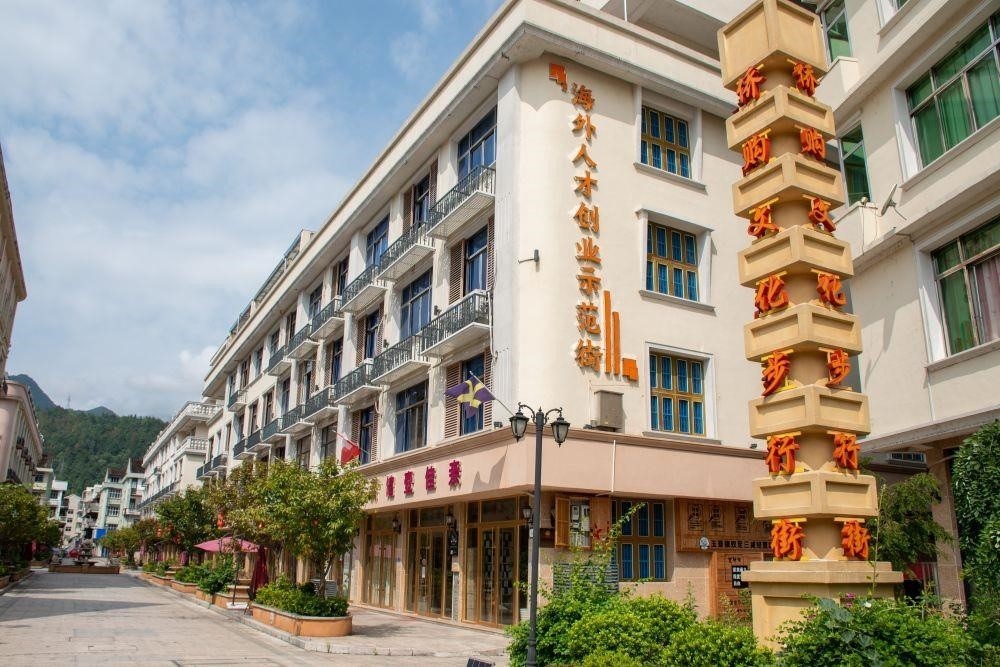 浙江溫州文成縣玉壺鎮(zhèn)是全國(guó)著名僑鄉(xiāng)。近年來(lái)，當(dāng)?shù)胤e極搭建平臺(tái)，吸引華僑回鄉(xiāng)創(chuàng)業(yè)。圖為該鎮(zhèn)的海外人才創(chuàng)業(yè)示范街