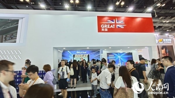 9月3日，英國(guó)館吸引參展觀眾駐足。人民網(wǎng)記者 趙雯博攝