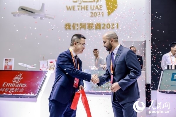 9月3日，阿聯(lián)酋駐華大使館臨時(shí)代辦、副館長(zhǎng)哈利德·沙赫參贊與中國(guó)貿(mào)促會(huì)聯(lián)絡(luò)部二級(jí)巡視員楊曉軍揭幕阿聯(lián)酋國(guó)家館。圖片由阿聯(lián)酋駐華大使館提供