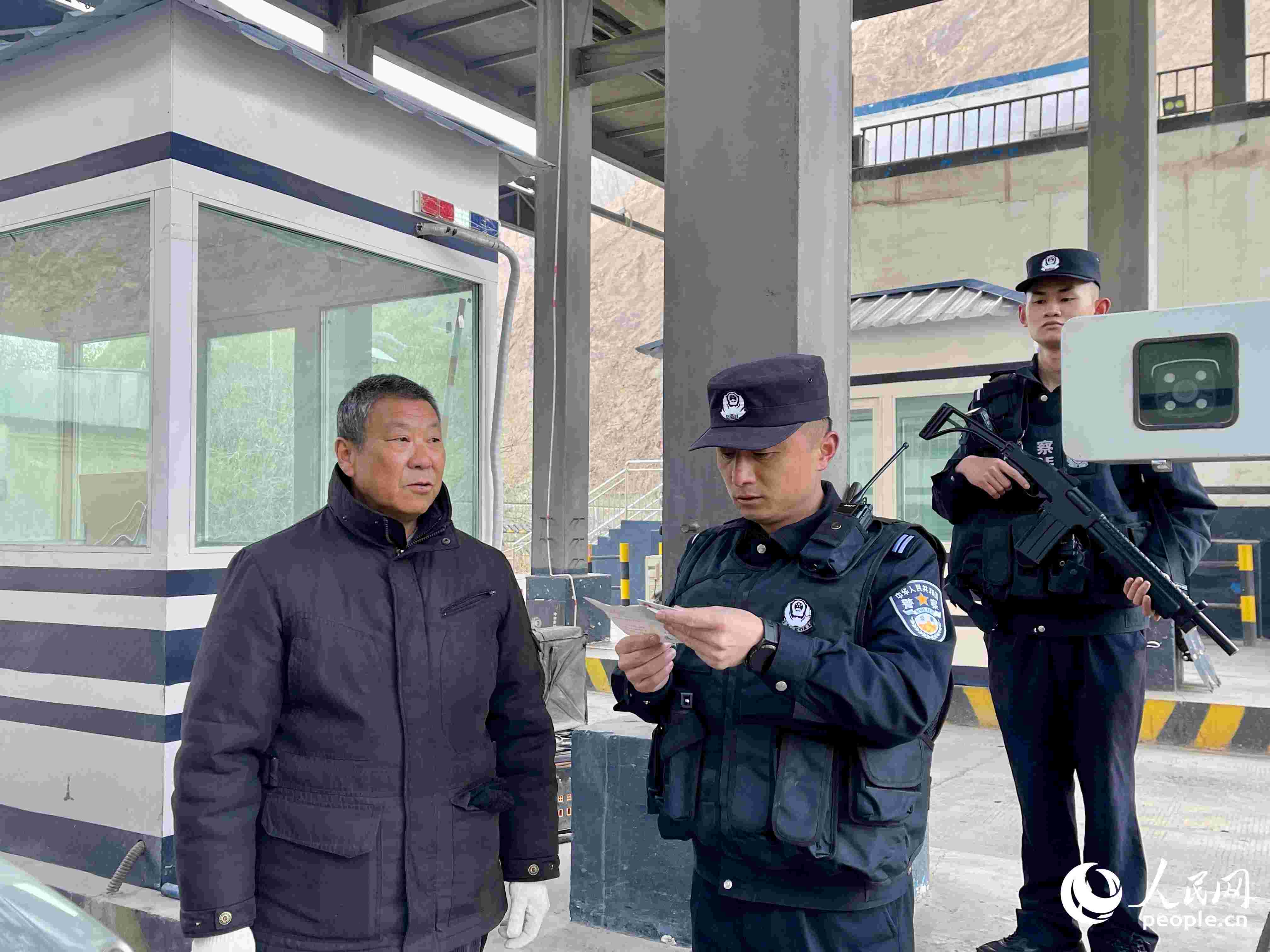 2023年5月10日，在庫地邊境檢查站，陳暢核對進(jìn)出邊境管理區(qū)人員信息。人民網(wǎng) 周靜圓攝