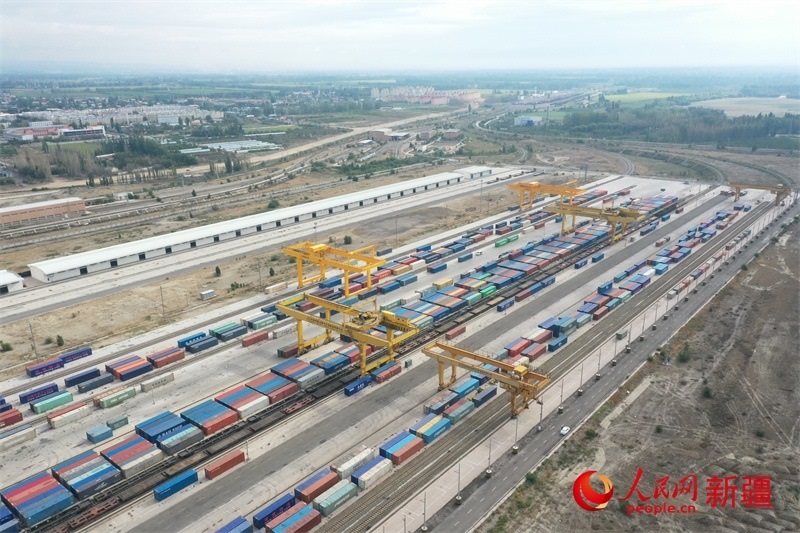 8月8日，在霍爾果斯口岸換裝廠區(qū)，工人正在進(jìn)行吊箱作業(yè)。 人民網(wǎng)記者 張力洋攝