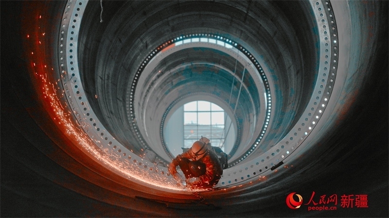 中國(guó)水利水電四局（塔城）裝備制造基地，工人們正在開展作業(yè)。 人民網(wǎng) 李欣洋攝