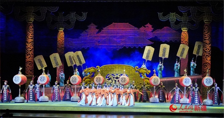 第六屆中國(guó)新疆國(guó)際民族舞蹈節(jié)開幕式上演出的歷史題材舞劇《張騫》。 人民網(wǎng) 李欣洋攝