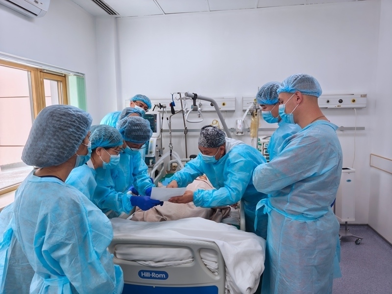 中哈專家團(tuán)隊(duì)完成哈國(guó)首例離體肝切和自體肝移植術(shù)。 新疆醫(yī)科大學(xué)第一附屬醫(yī)院供圖