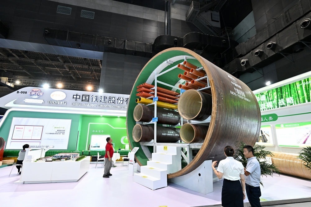 9月2日，在國(guó)家體育館舉行的服貿(mào)會(huì)環(huán)境服務(wù)專題展上，客商在中國(guó)鐵建展位竹纏繞管廊旁了解信息。新華社記者 李鑫 攝