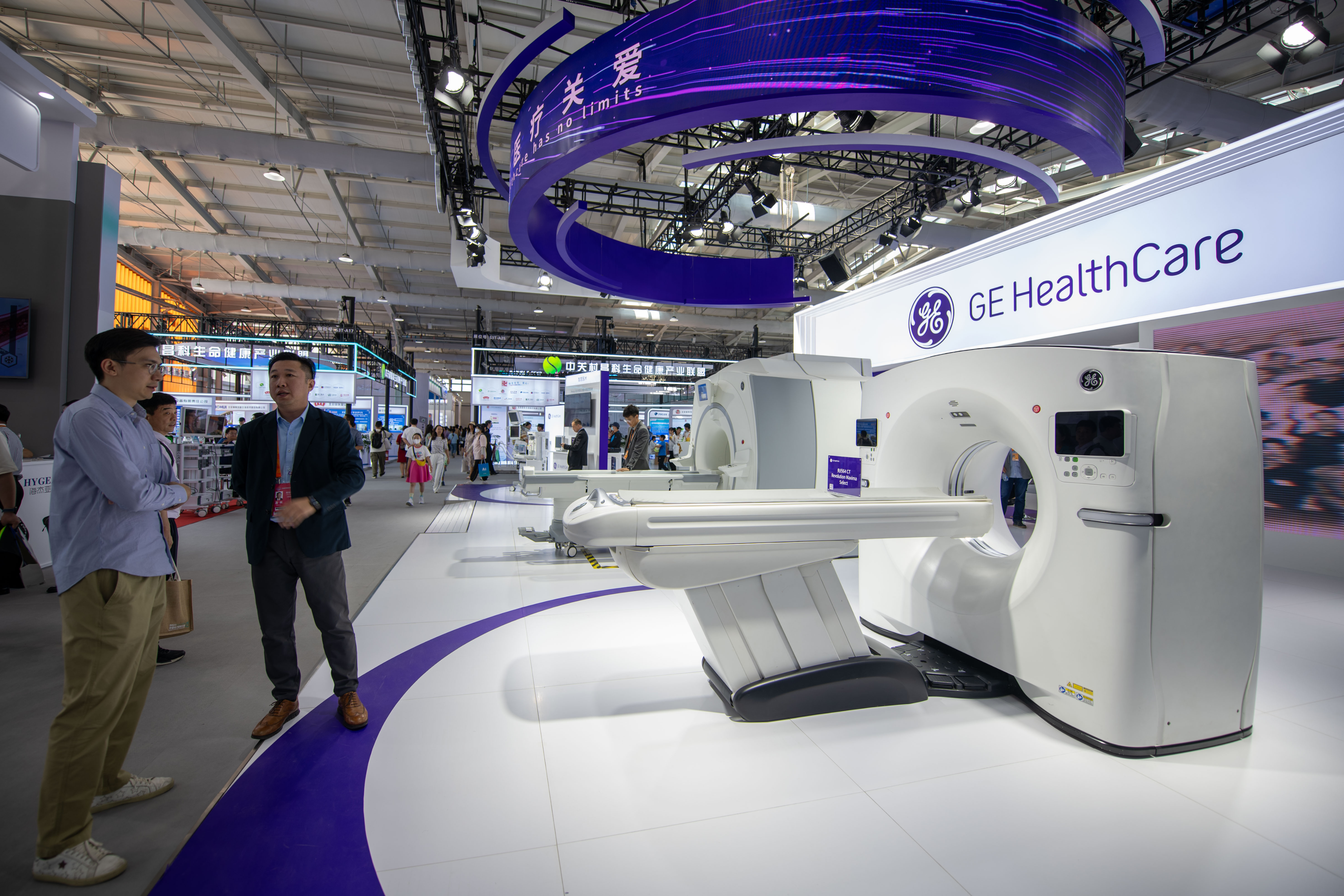 9月3日，在位于首鋼園的健康衛(wèi)生服務(wù)展區(qū)，觀眾正在參觀GE展臺。人民網(wǎng)記者 翁奇羽攝