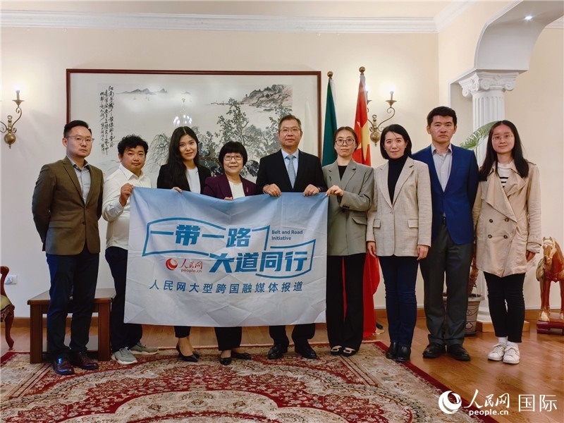 胡長春大使、駐非盟使團(tuán)工作人員與人民網(wǎng)記者合影。