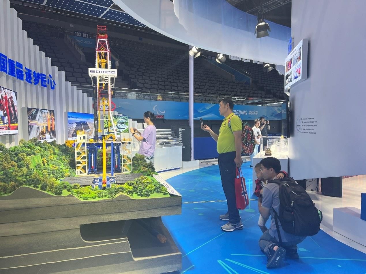 觀展群眾在國家體育館環(huán)境服務(wù)展區(qū)。人民網(wǎng) 歐陽易佳攝