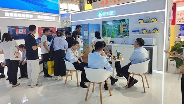 銀行機構(gòu)“勞動者港灣”的服務(wù)理念，吸引觀展群眾上前咨詢。人民網(wǎng)記者 李彤攝