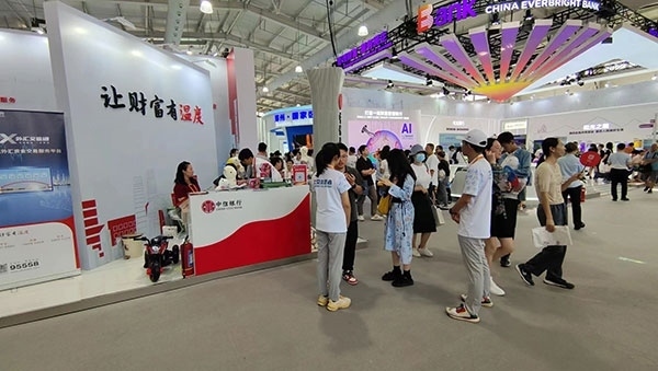 在銀行展臺，“溫度”成為了高頻詞匯。人民網(wǎng)記者 李彤攝