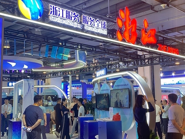 在浙江省交易團展區(qū)，數(shù)字支付技術(shù)吸引了觀展群眾的目光。人民網(wǎng)記者 李彤攝