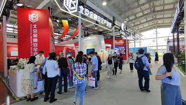 金融安全、投資者教育是金融服務(wù)展區(qū)知識科普的重要展示環(huán)節(jié)。人民網(wǎng)記者 李彤攝