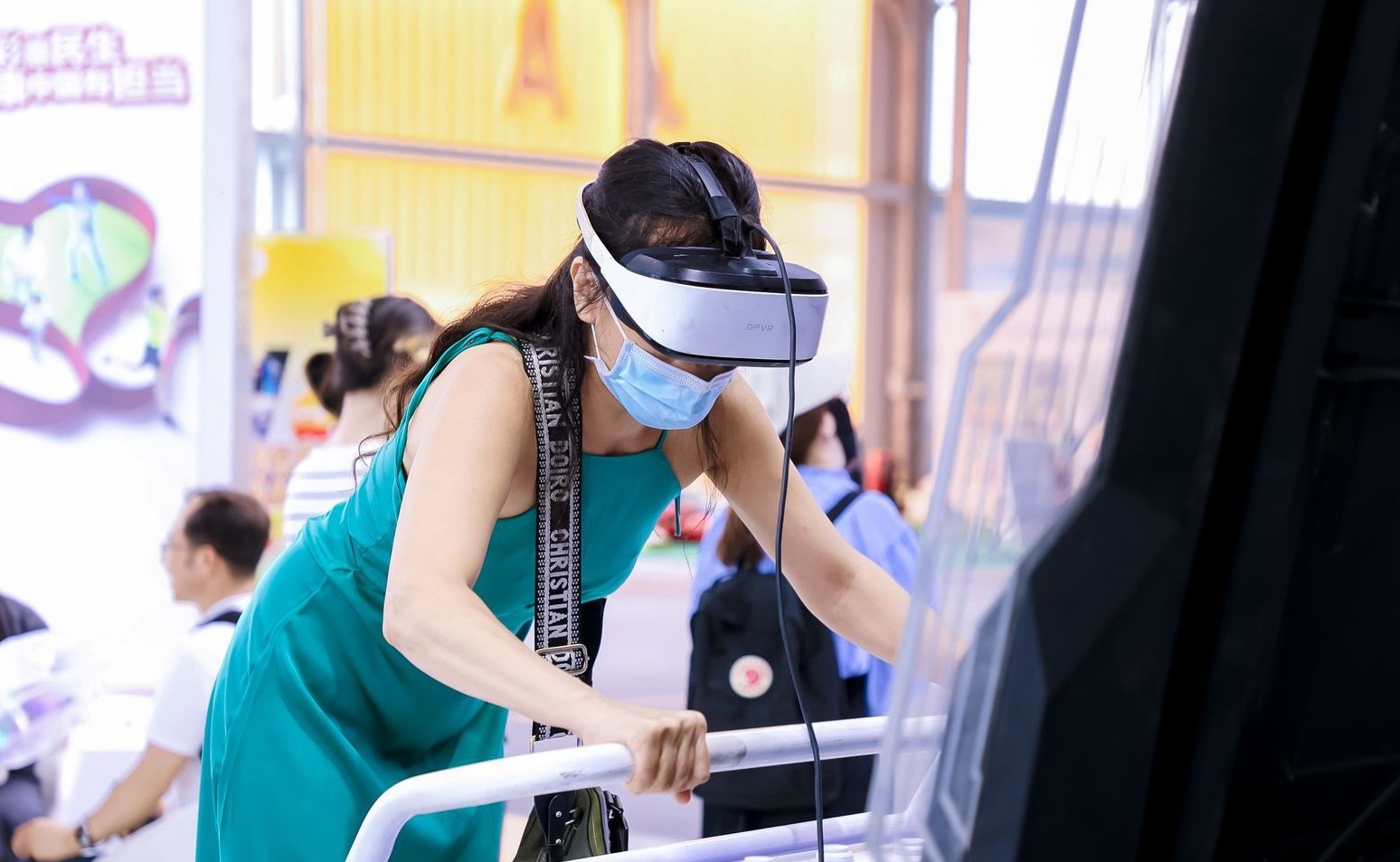 觀眾參與AI體驗。圖片來源：中國國際服務貿(mào)易交易會