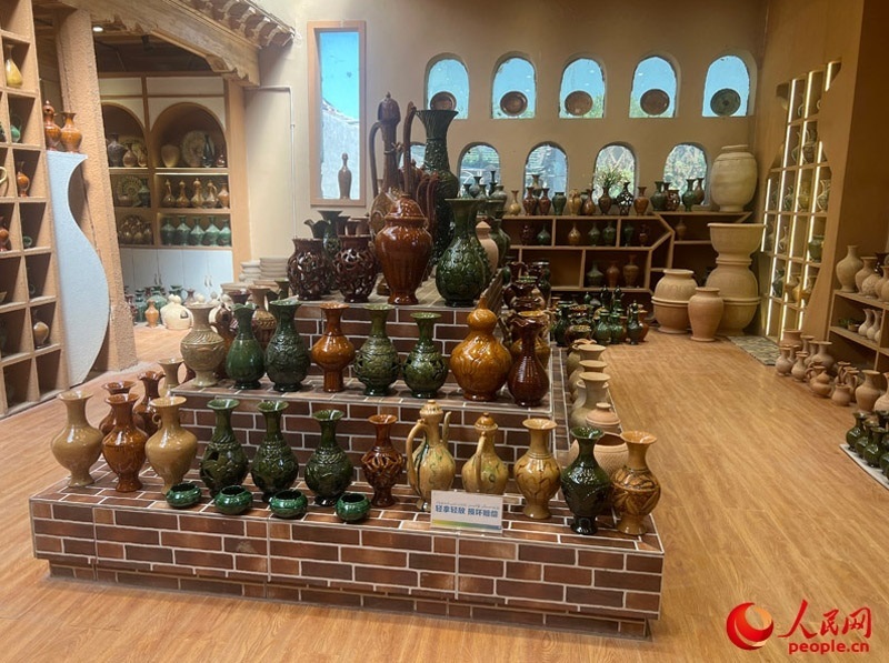 土陶展覽館內(nèi)展示的精美土陶制品。人民網(wǎng)記者 常雪梅攝