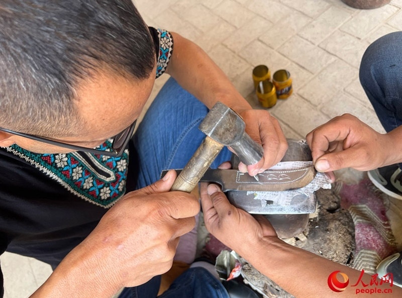 手工制作英吉沙小刀。人民網(wǎng)記者 常雪梅攝