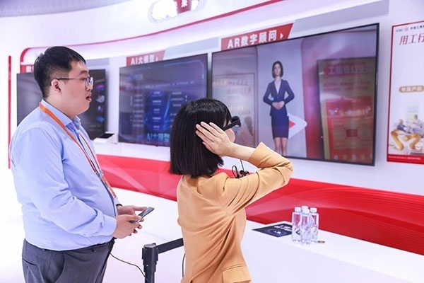 在工商銀行展臺，數(shù)字員工“工曉伴”與觀展游客互動。受訪者供圖