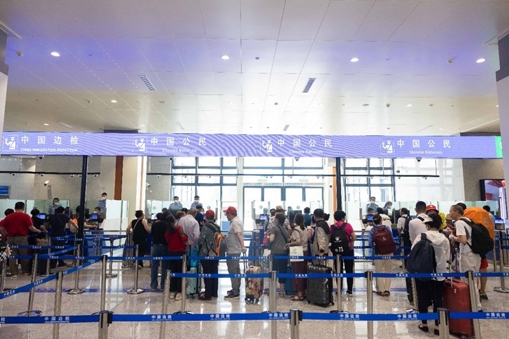 乘坐中老鐵路國際旅客列車的旅客在磨憨邊檢大廳排隊候檢。黃遠飛 攝