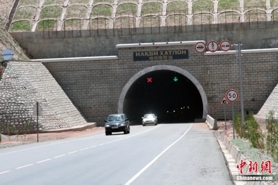 連接塔吉克斯坦南北的重要隧道之一哈特隆隧道由中國路橋承建，是塔國南北公路交通的重要干線道路，對促進塔吉克斯坦南北交流和國民經(jīng)濟發(fā)展具有重要意義。田冰攝
