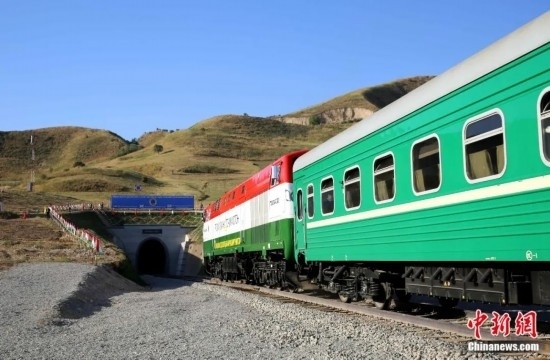 2016年8月24日，塔吉克斯坦“瓦赫達特-亞灣”鐵路通車。這是絲綢之路經(jīng)濟帶框架下首個開工并建成的鐵路項目，具標志性意義。圖為火車進入由中鐵十九局集團有限公司承建的隧道。文龍杰 攝